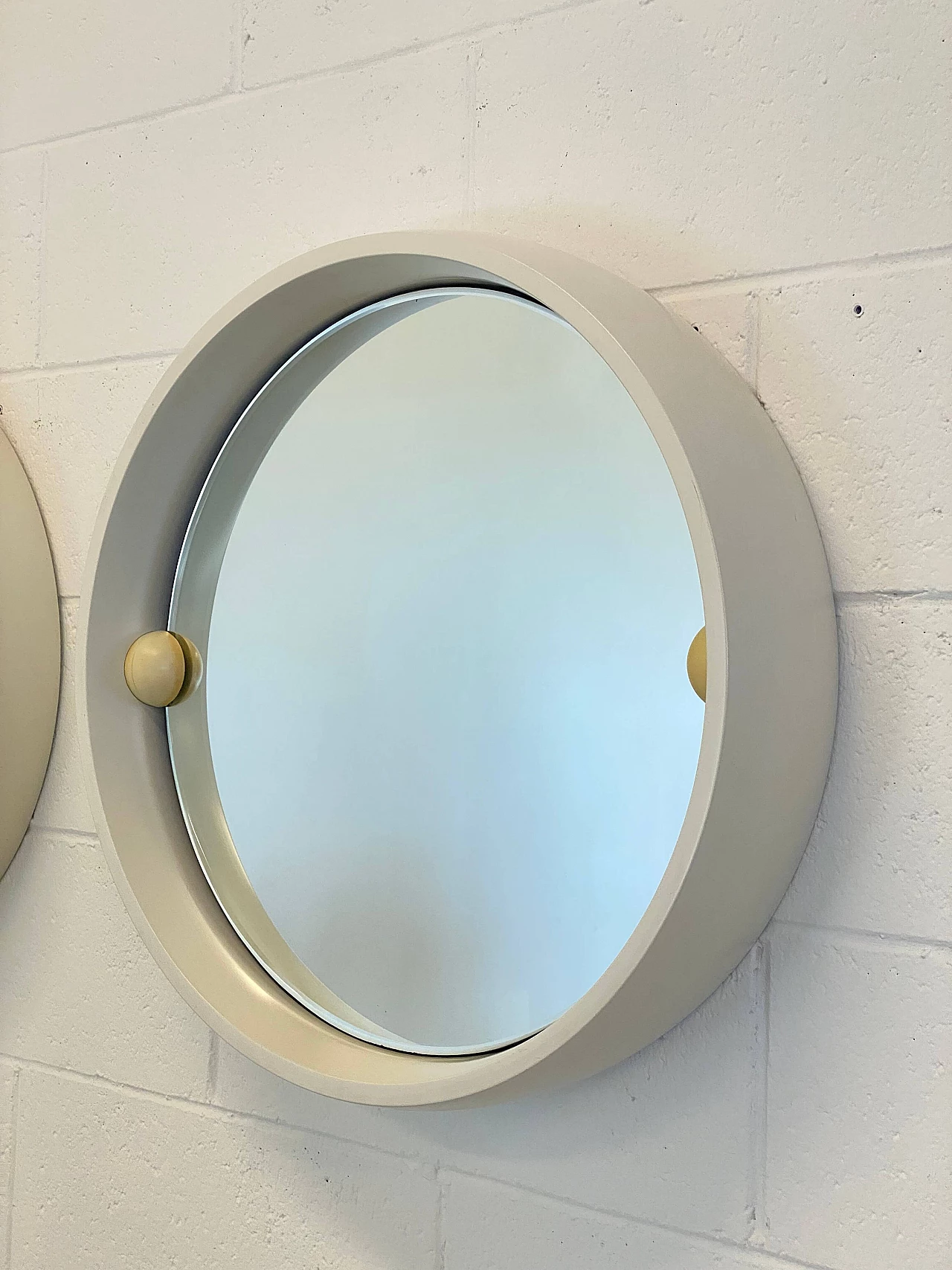 Pair of round ivory lacquered wood tilting mirrors, 1970s 8