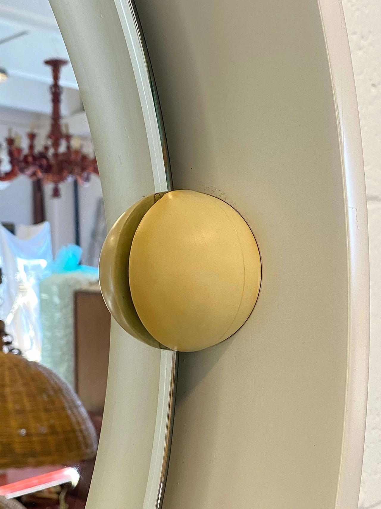 Coppia di specchi rotondi basculanti in legno laccato avorio, anni '70 10