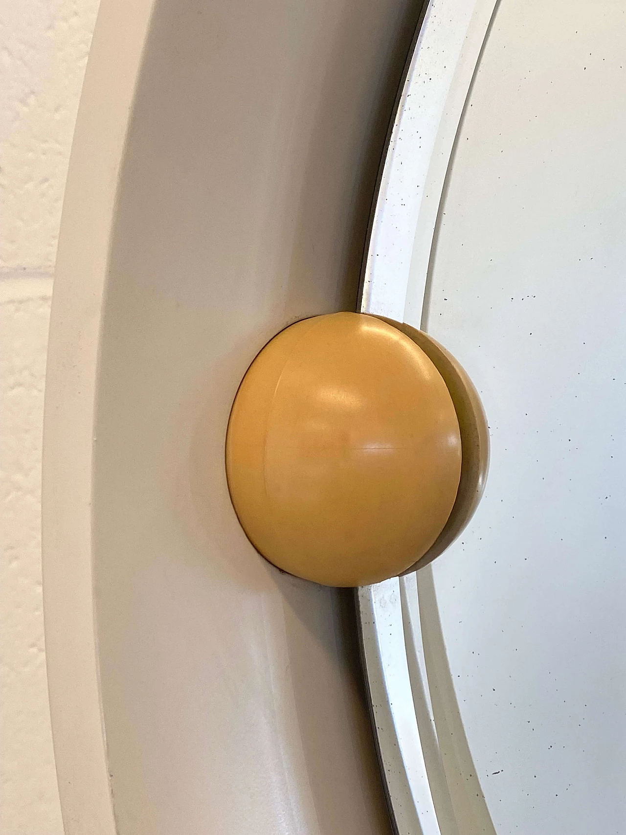 Coppia di specchi rotondi basculanti in legno laccato avorio, anni '70 11