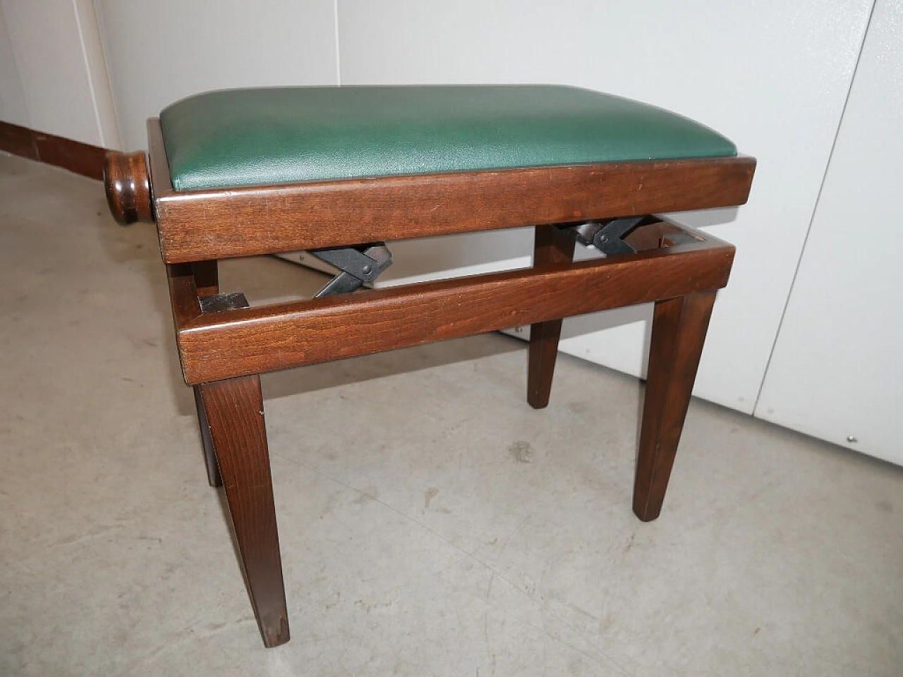 Sgabello da pianoforte in faggio tinto noce ed ecopelle, anni '90 4