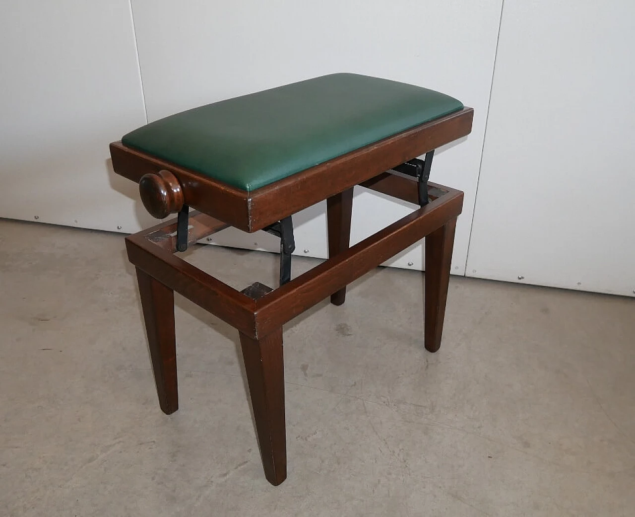 Sgabello da pianoforte in faggio tinto noce ed ecopelle, anni '90 7