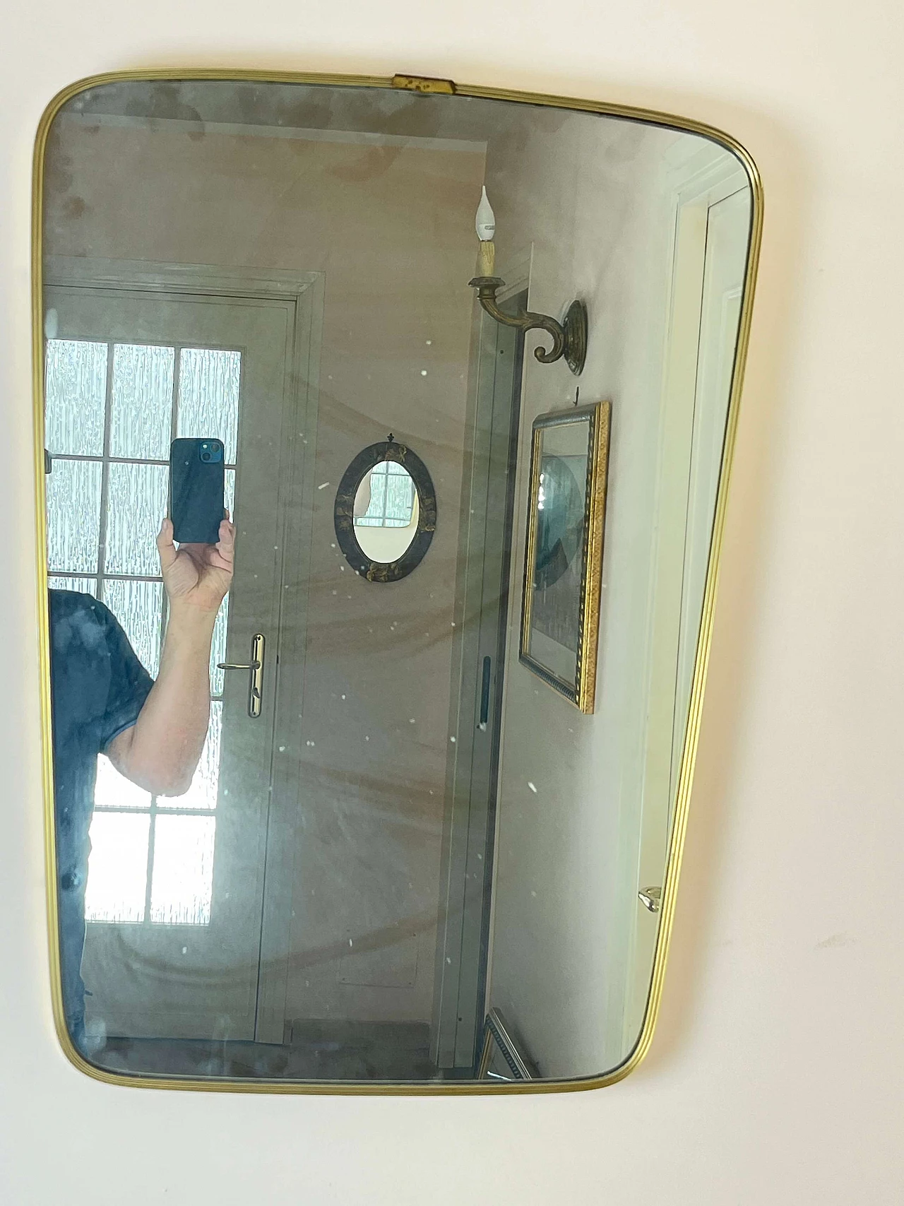Specchio rettangolare in ottone con angoli smussati, anni '60 10