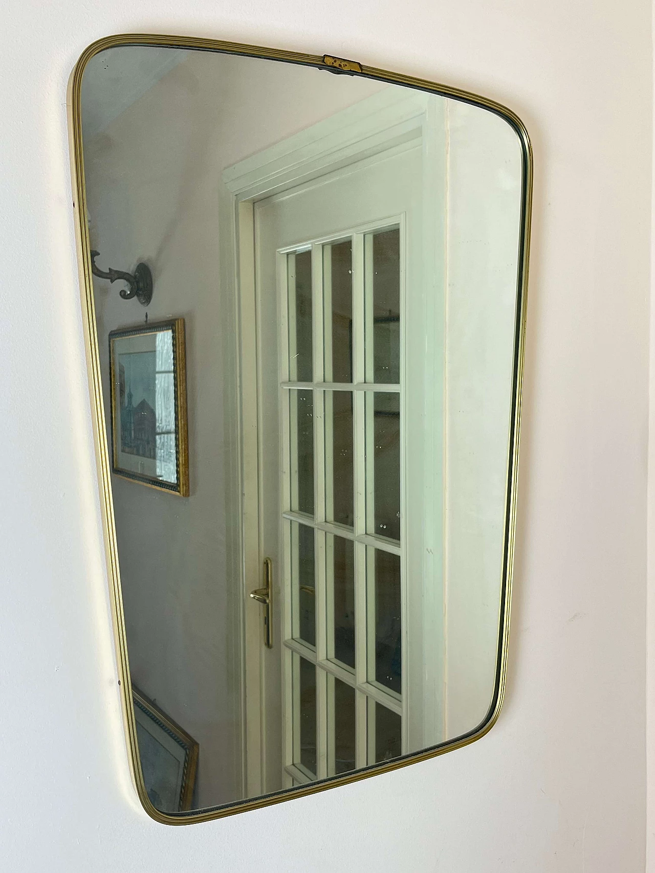 Specchio rettangolare in ottone con angoli smussati, anni '60 14