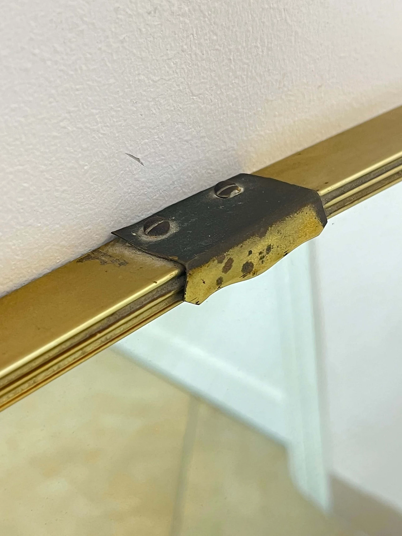 Specchio rettangolare in ottone con angoli smussati, anni '60 15