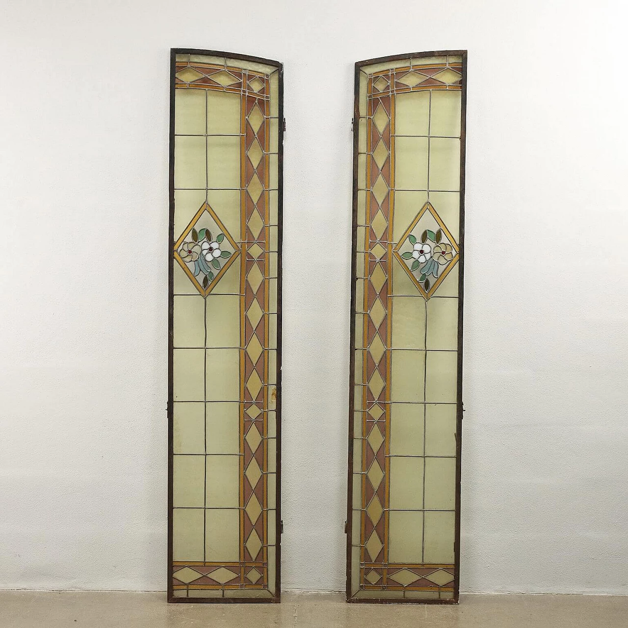 Pair of Art Nouveau glass windows in colored leaded glass, early 20th century 9