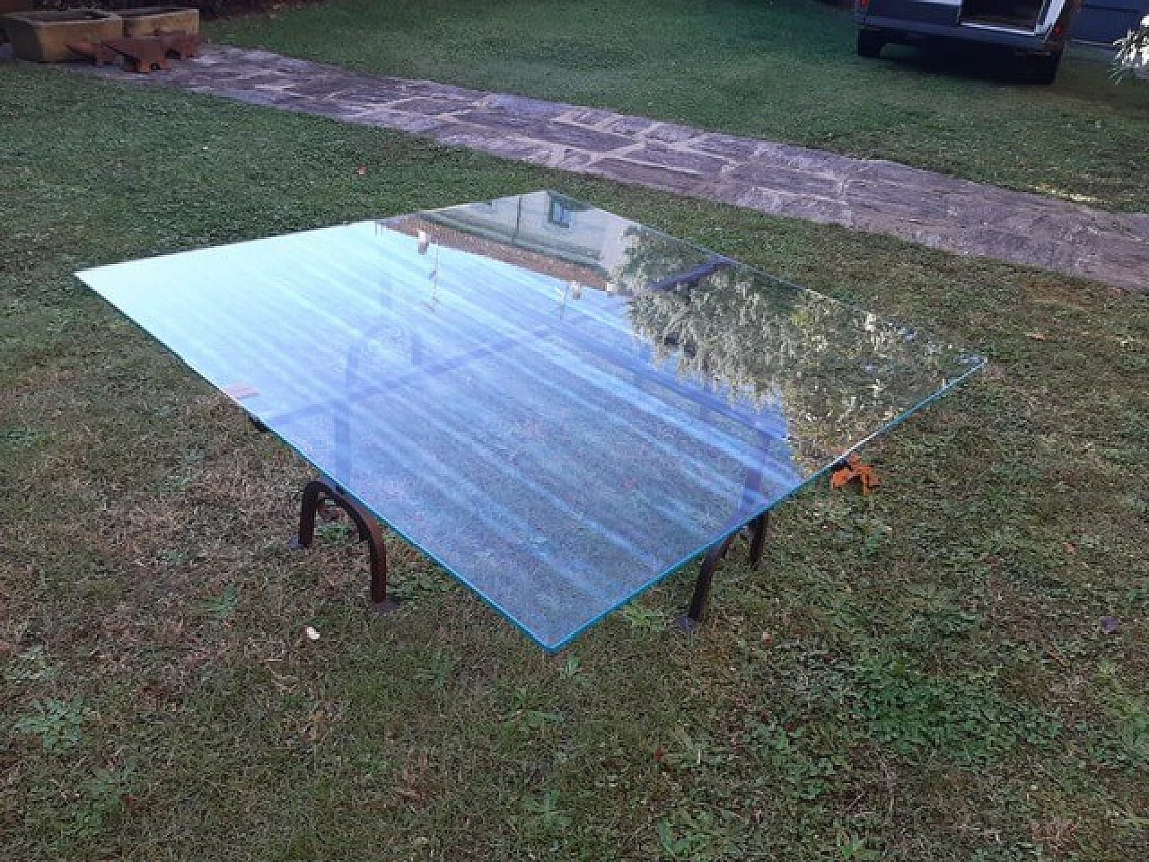 Tavolino da salotto con base ricavata da brande militari ottocentesche 3