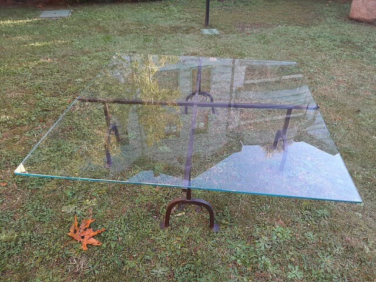 Tavolino da salotto con base ricavata da brande militari ottocentesche 5