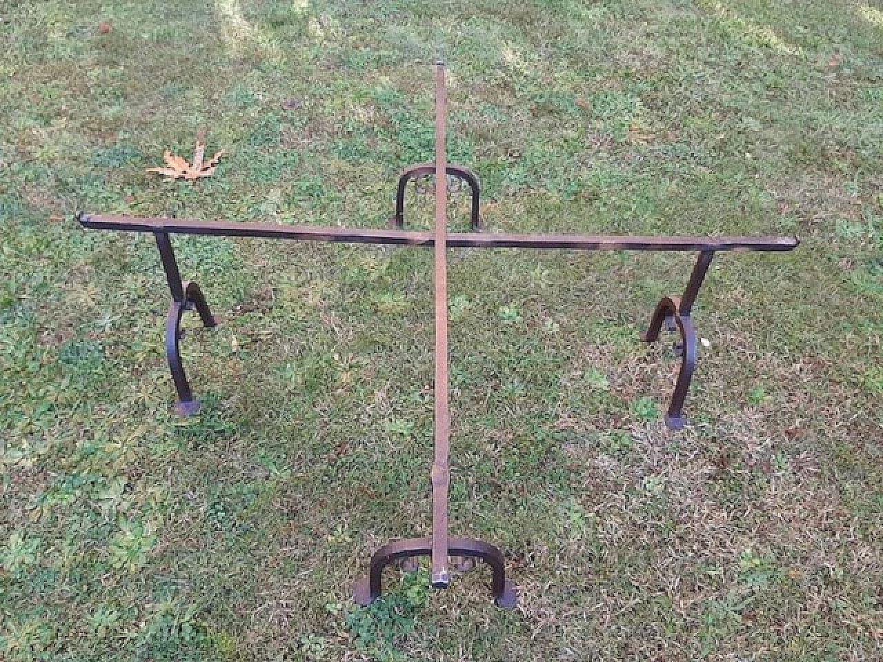 Tavolino da salotto con base ricavata da brande militari ottocentesche 6