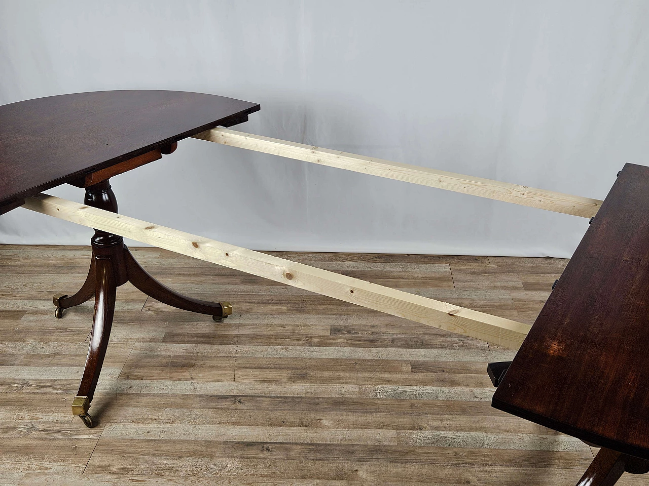 English mahogany extending table, early 20th century 28