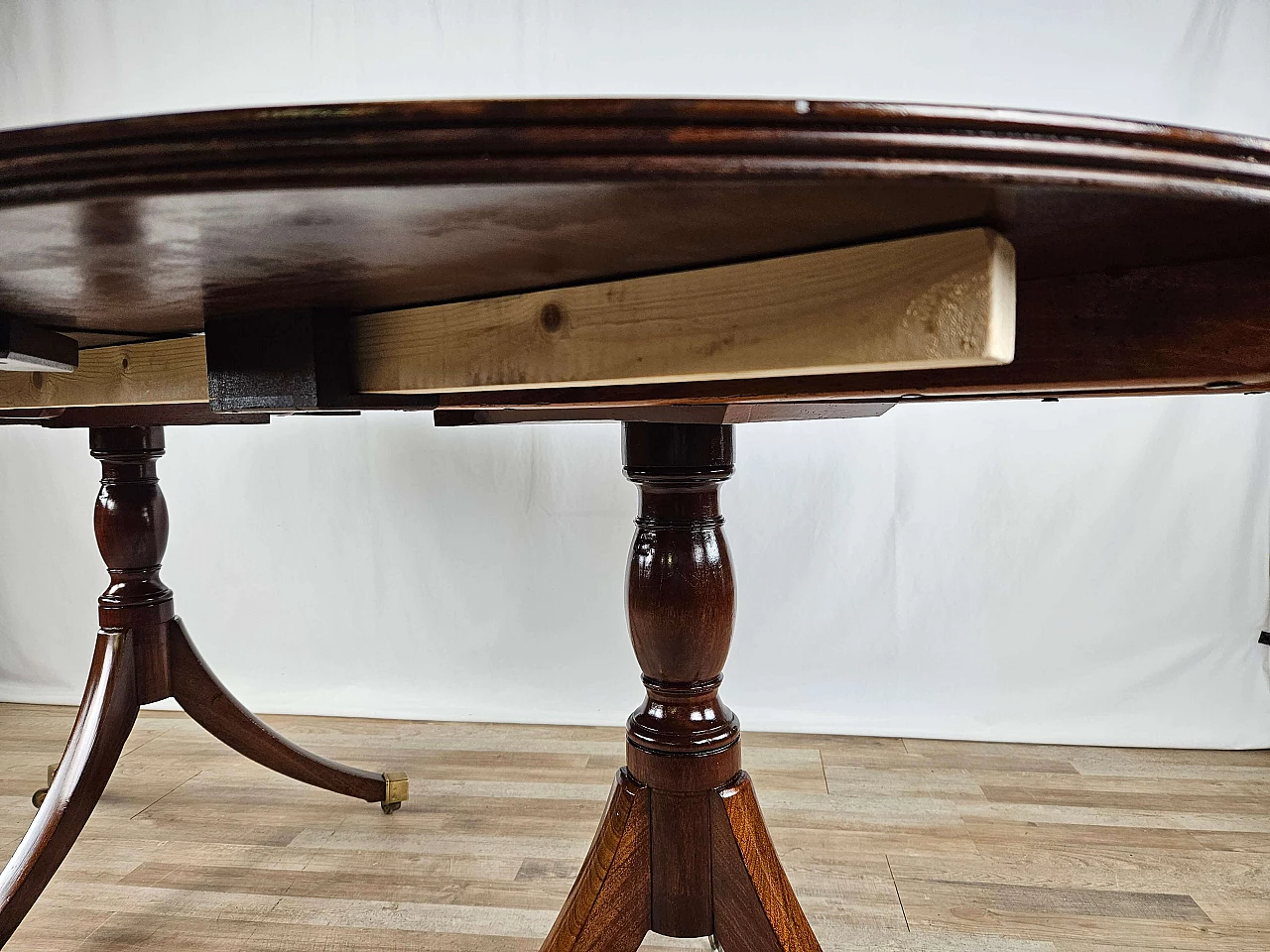 English mahogany extending table, early 20th century 48