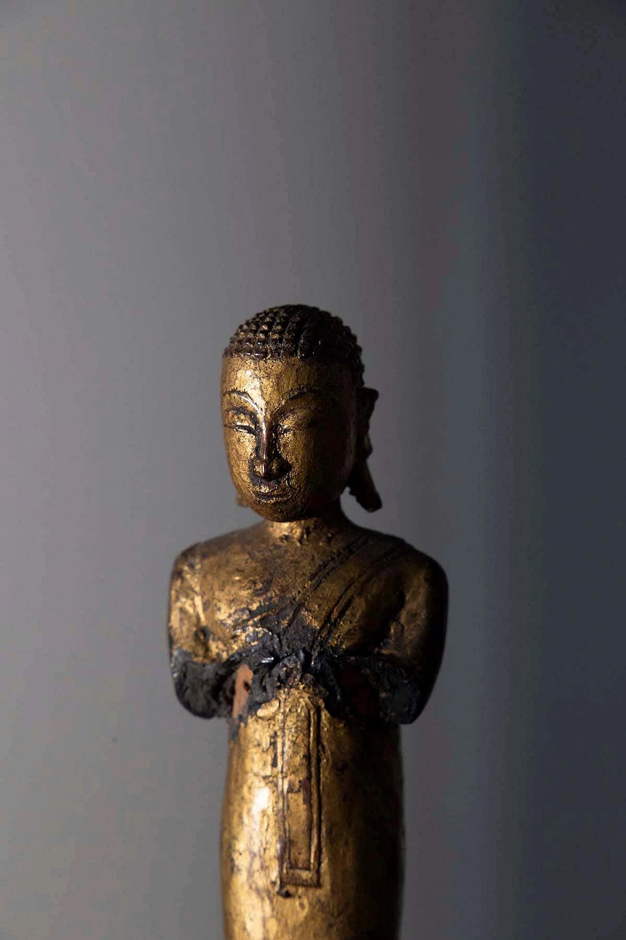 Sculpture of a praying Buddhist monk in wood Burma, 19th century 3