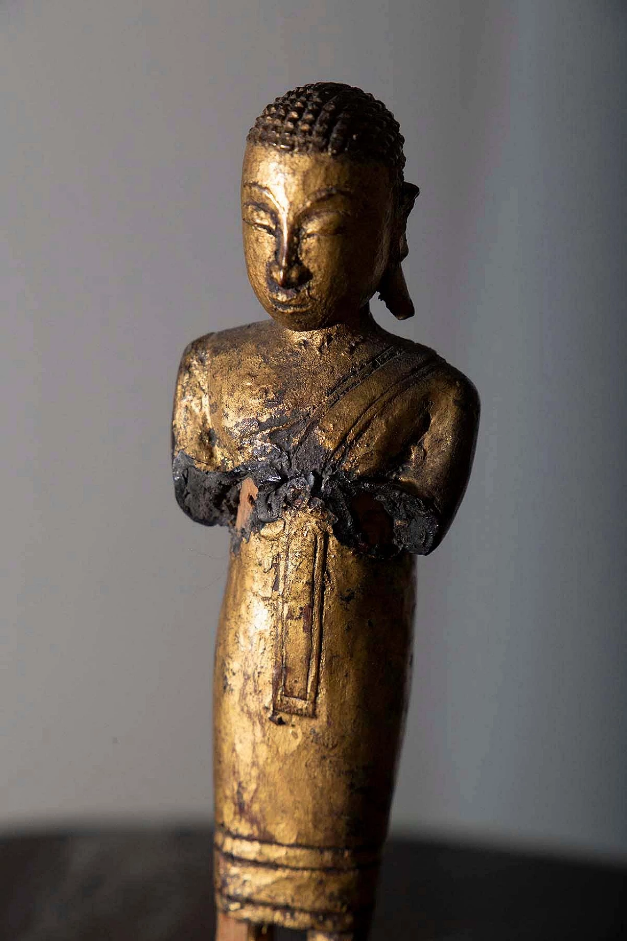 Sculpture of a praying Buddhist monk in wood Burma, 19th century 7