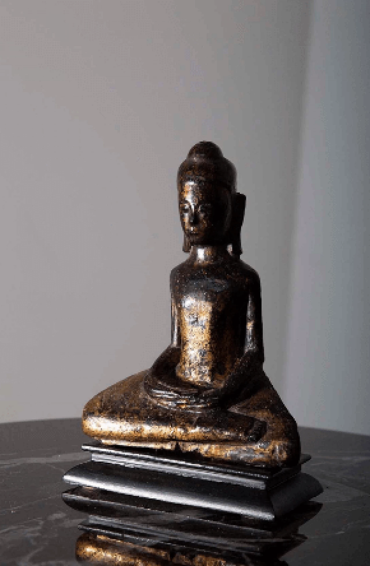Buddha thailandese in meditazione Dvaravati, scultura in legno, '800 1