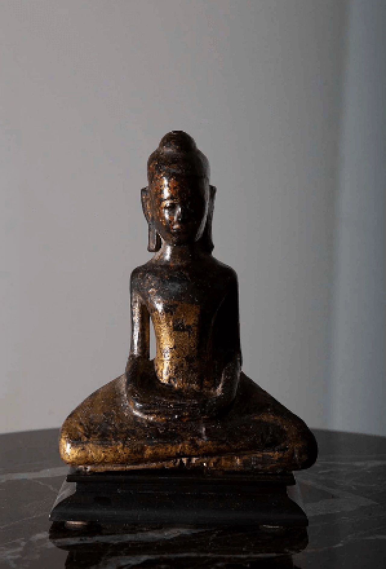 Buddha thailandese in meditazione Dvaravati, scultura in legno, '800 2