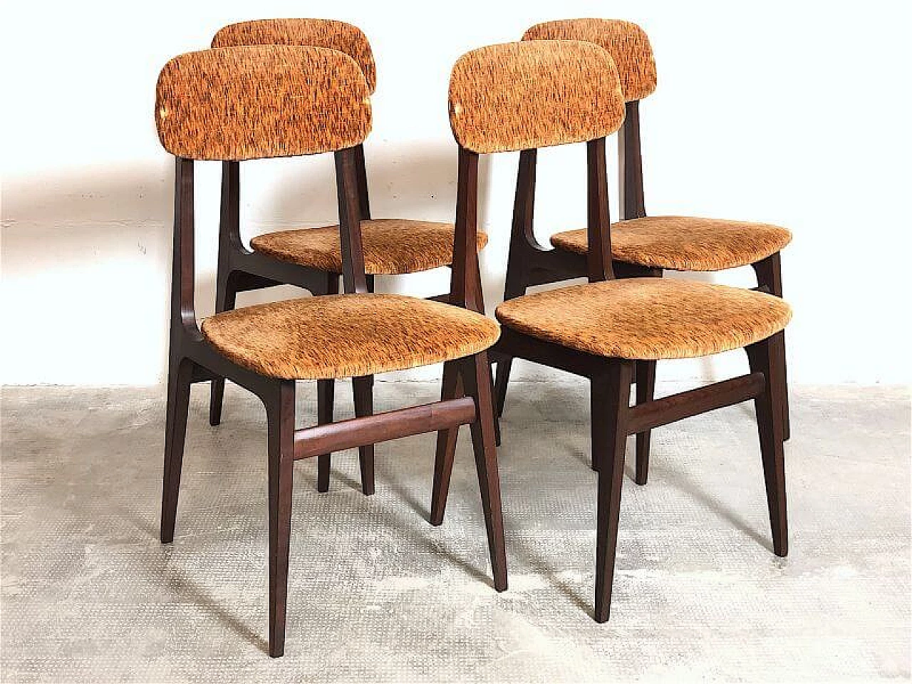 4 Chairs in teak and lobster melange velvet, 1960s 4