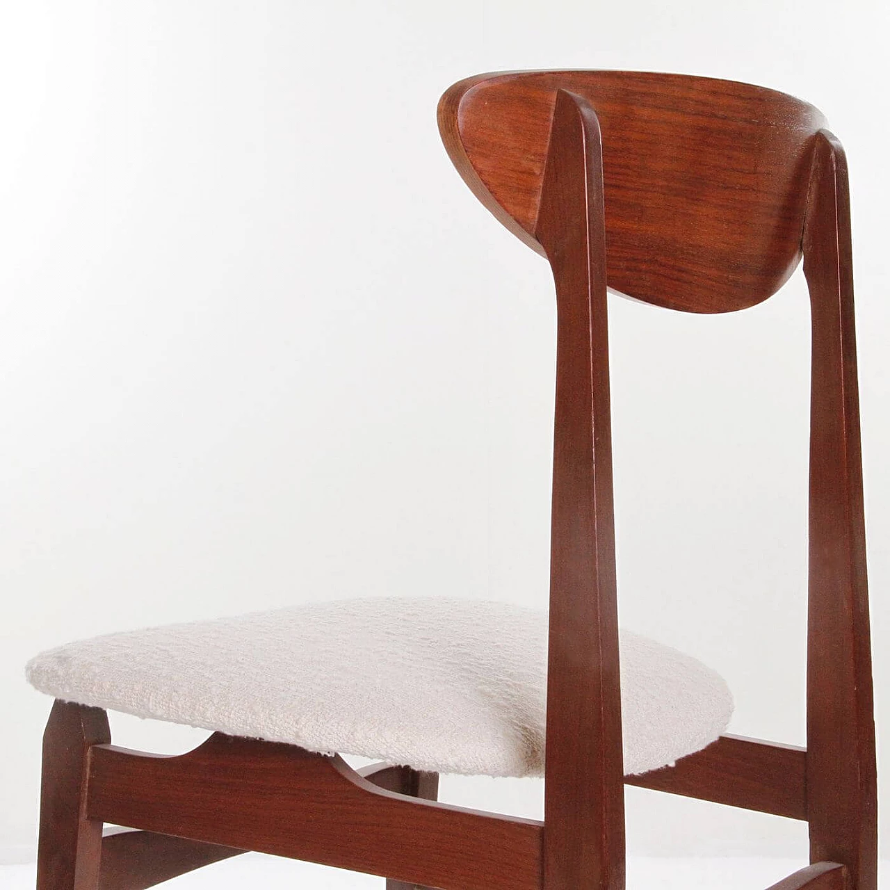 Sedia in legno e tessuto bouclé bianco, anni '60 6