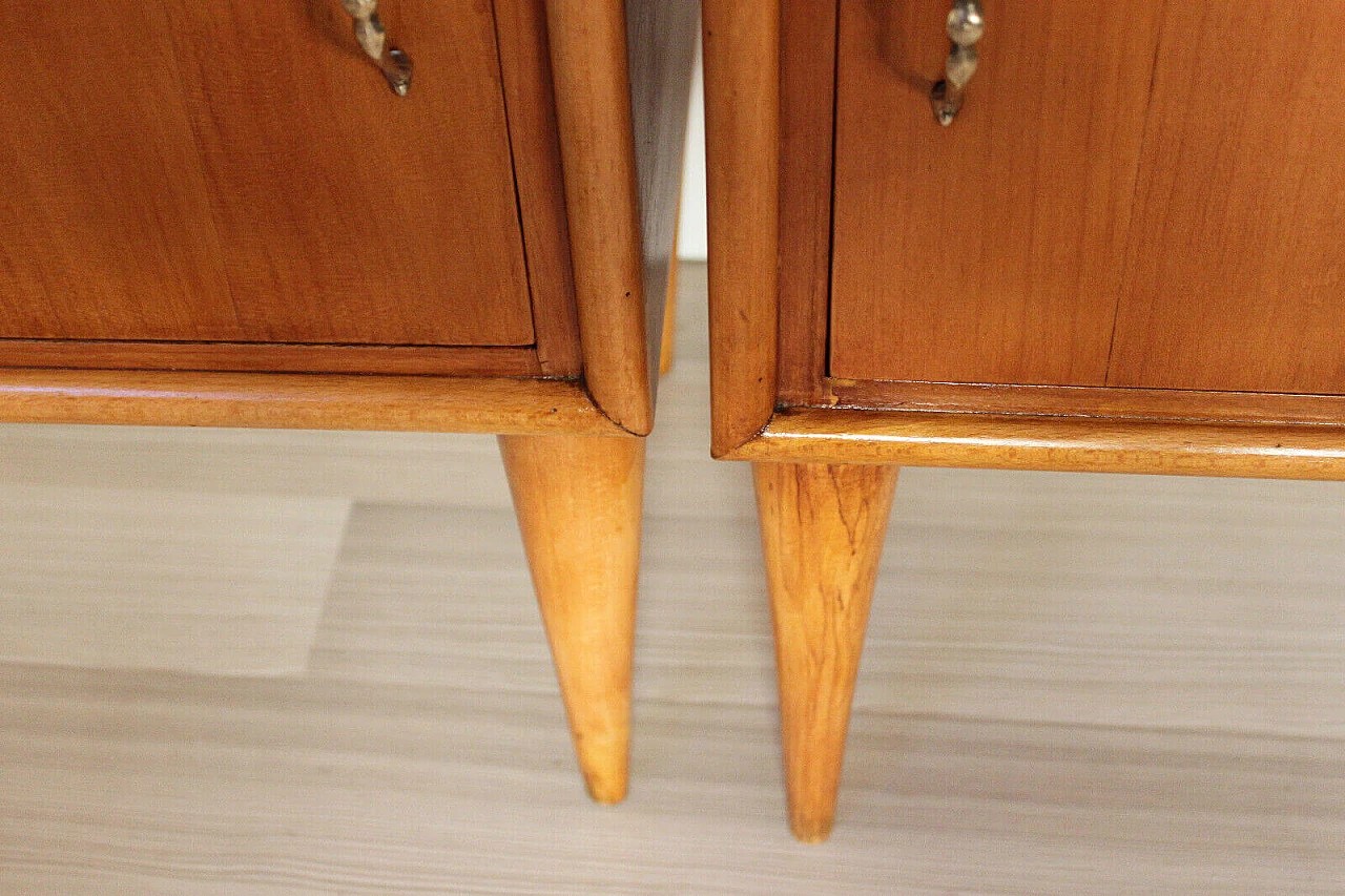 Coppia di comodini in ciliegio con mensola in vetro, anni '50 5