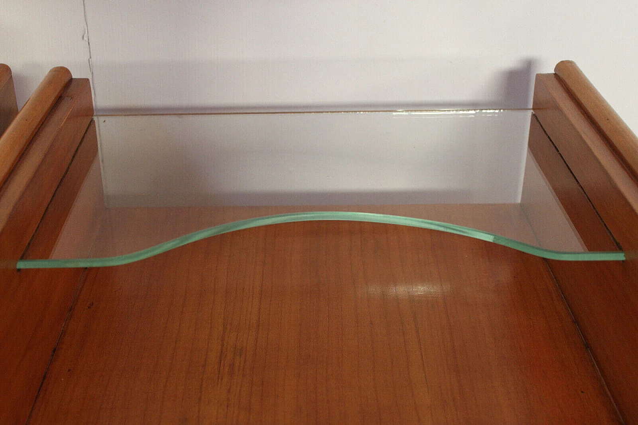 Coppia di comodini in ciliegio con mensola in vetro, anni '50 6