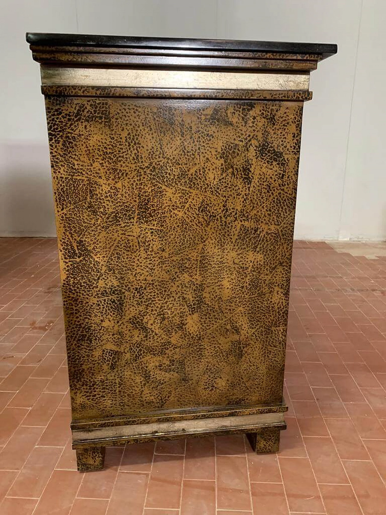 Credenza con carte da gioco di Lam Lee Group Dallas, anni '90 12