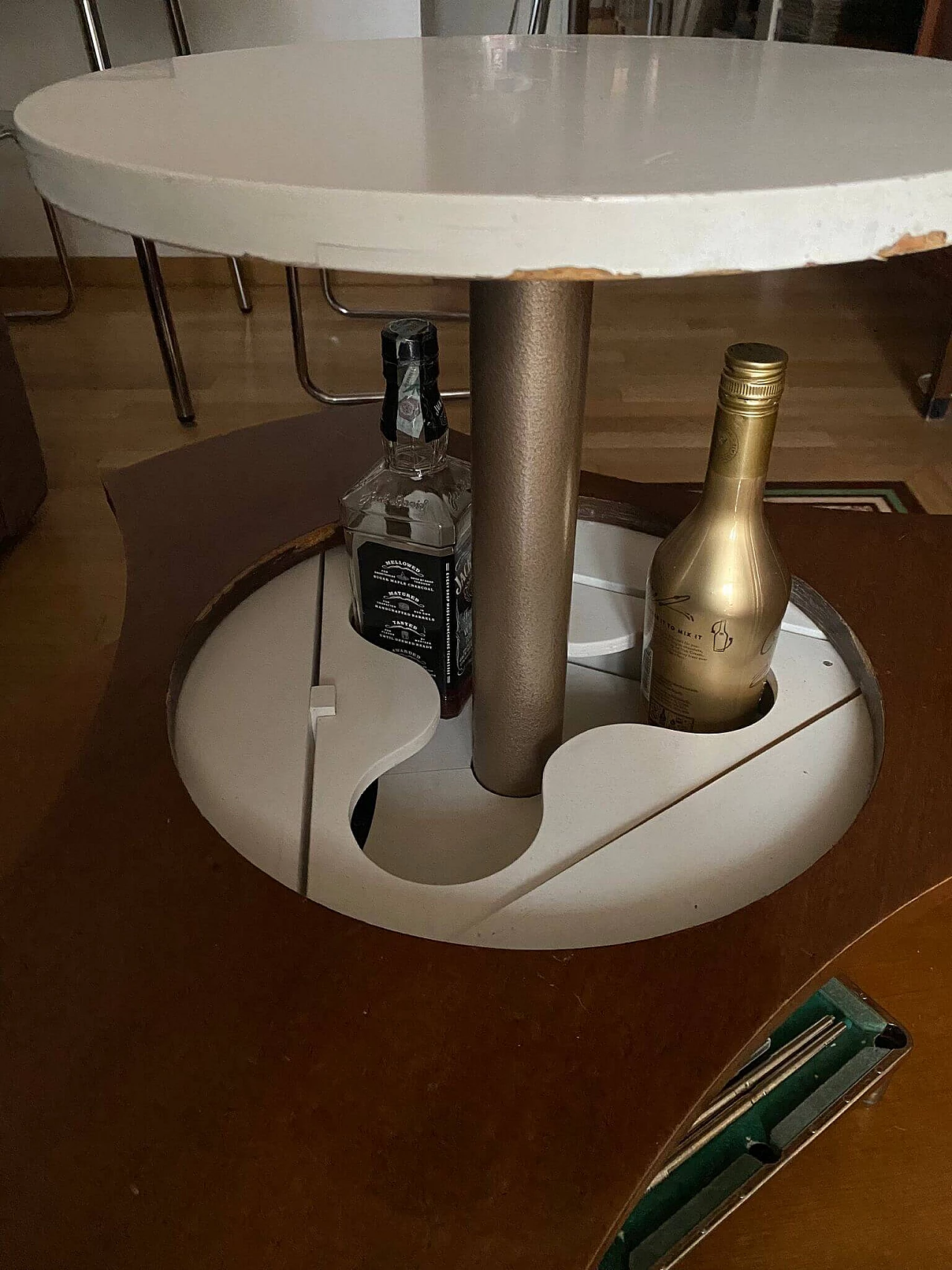 Tavolino in legno con portabottiglie a scomparsa, anni '70 9