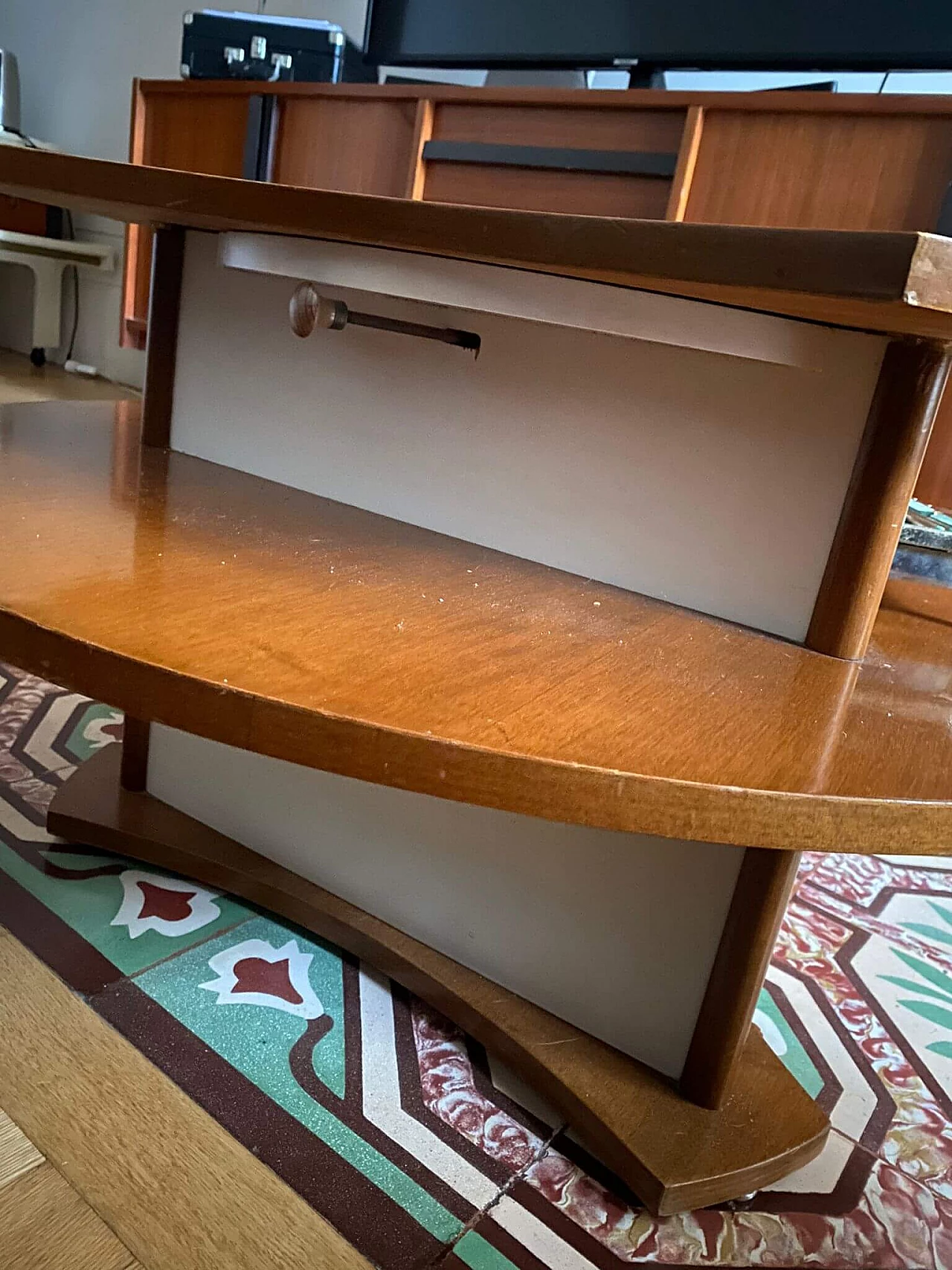 Tavolino in legno con portabottiglie a scomparsa, anni '70 10