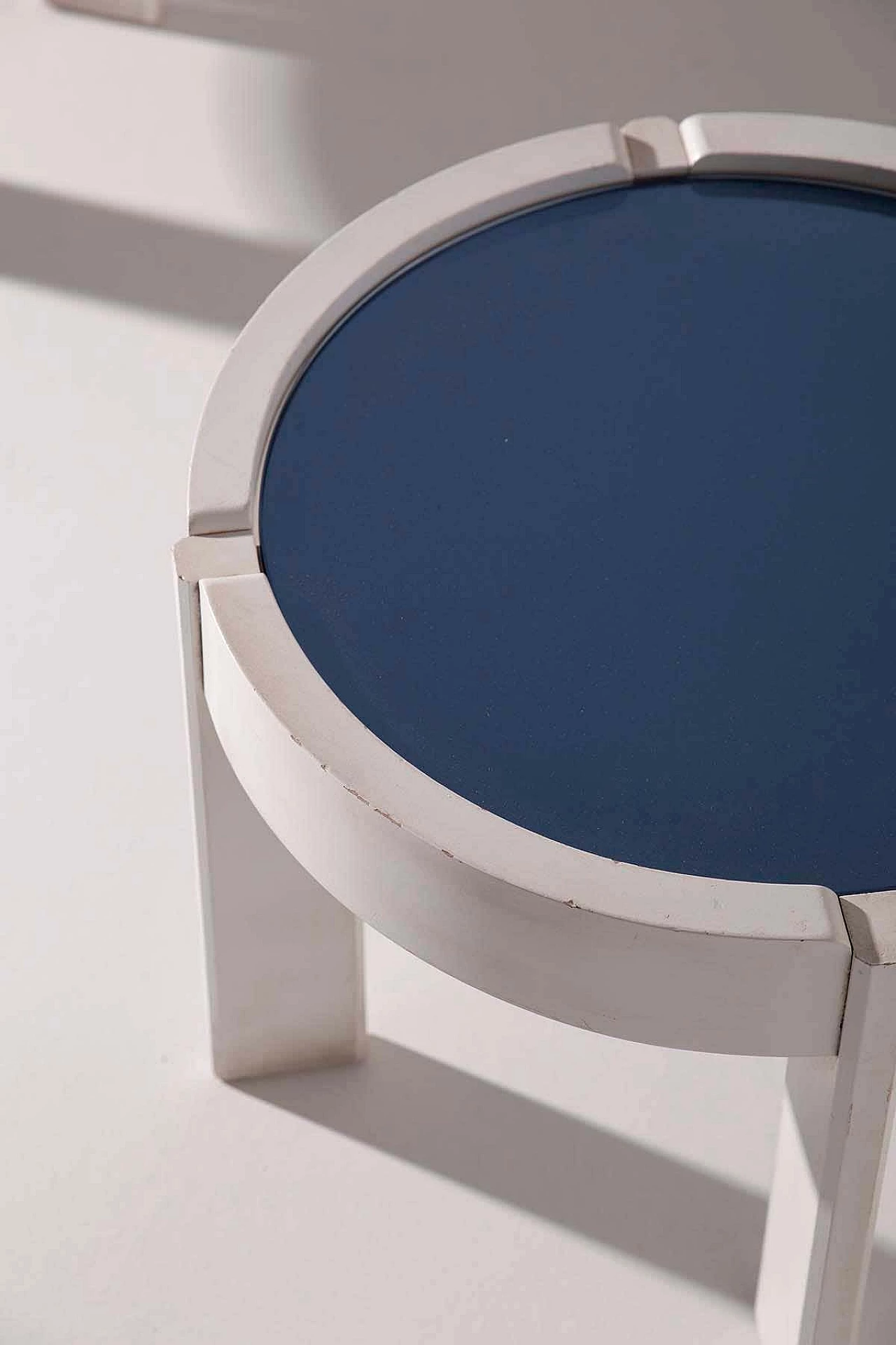 Coppia di tavolini in legno e vetro blu, anni '70 2