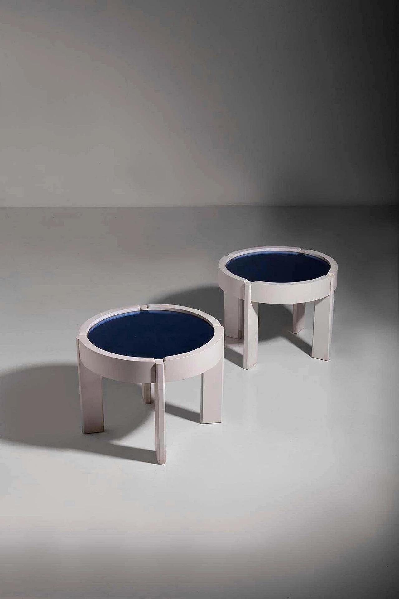 Pair of coffee tables in wood and blue glass, 1970s 4