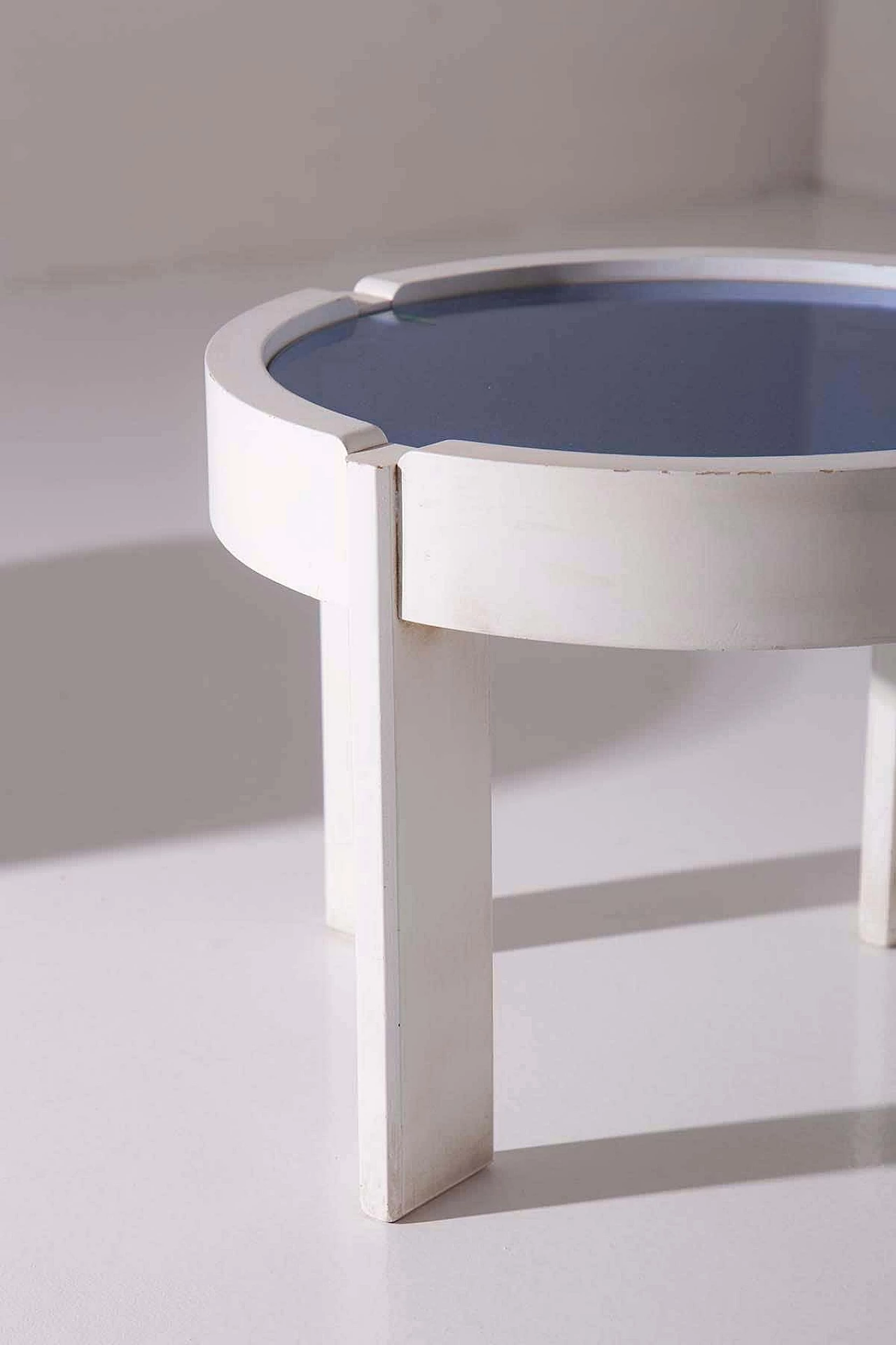 Coppia di tavolini in legno e vetro blu, anni '70 5