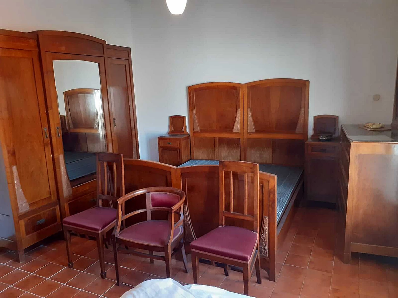 Complete bedroom in walnut and marble, 1920s 10