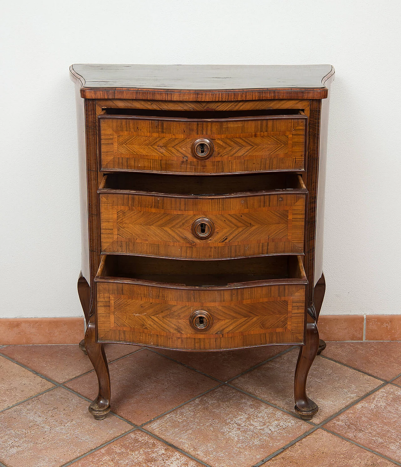 Neapolitan Louis XIV walnut-root bedside table with inlays, 18th century 3