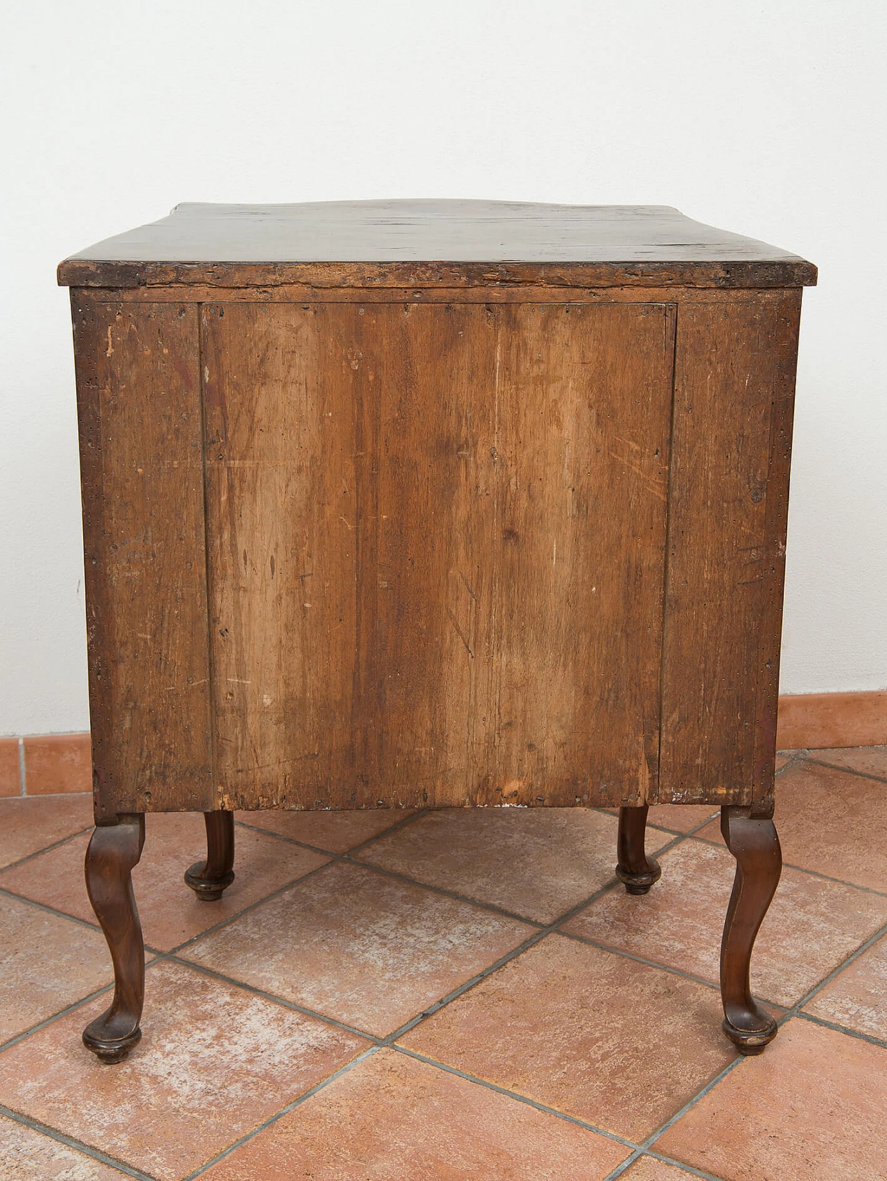Neapolitan Louis XIV walnut-root bedside table with inlays, 18th century 4