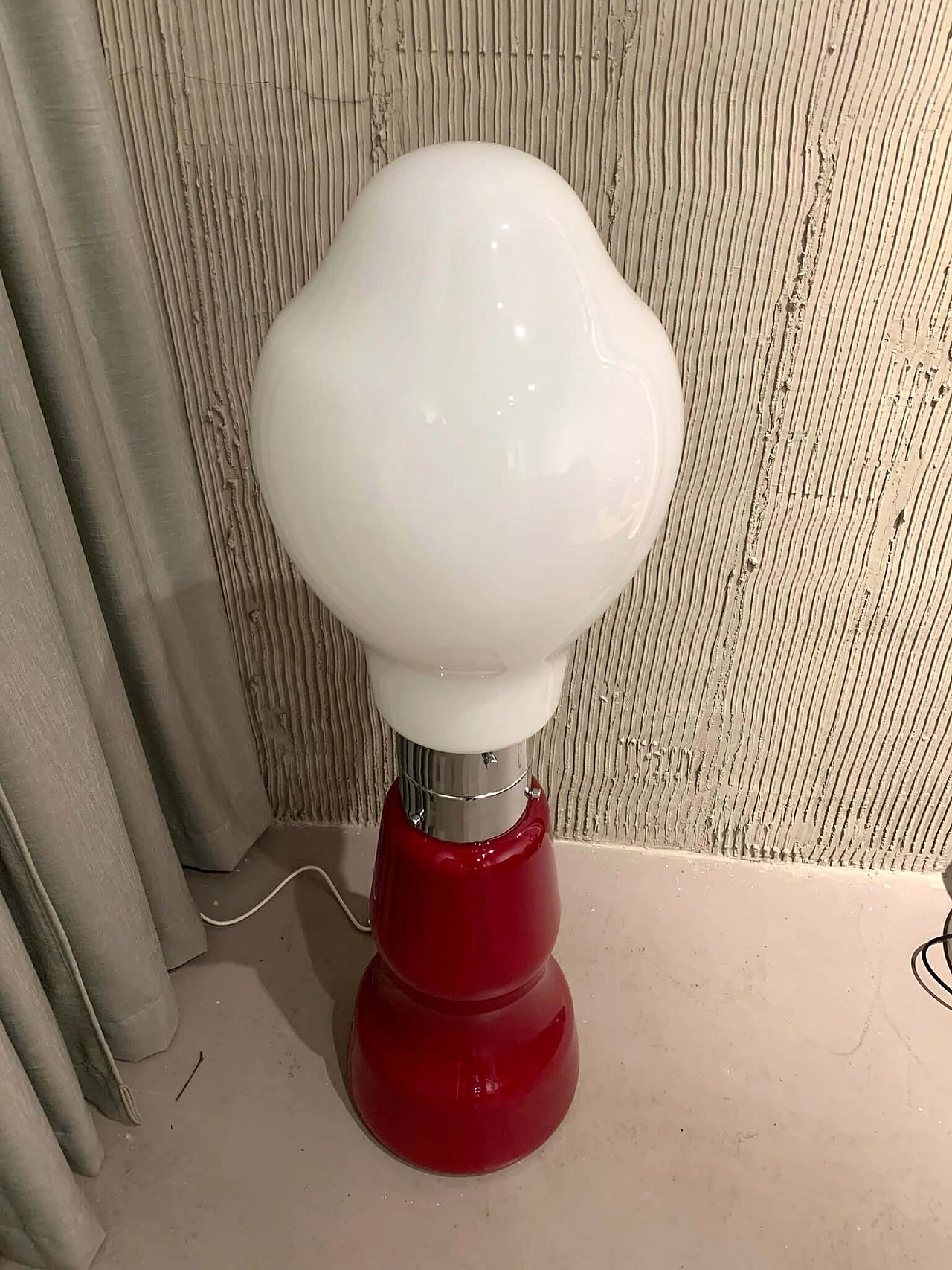 Lampada da terra Birillo bianca e rossa di Mazzega, anni '60 2