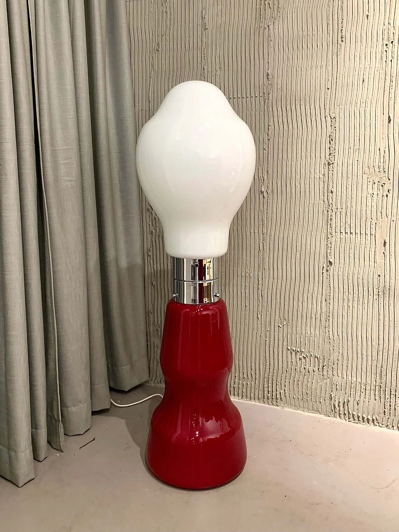 Lampada da terra Birillo bianca e rossa di Mazzega, anni '60 3