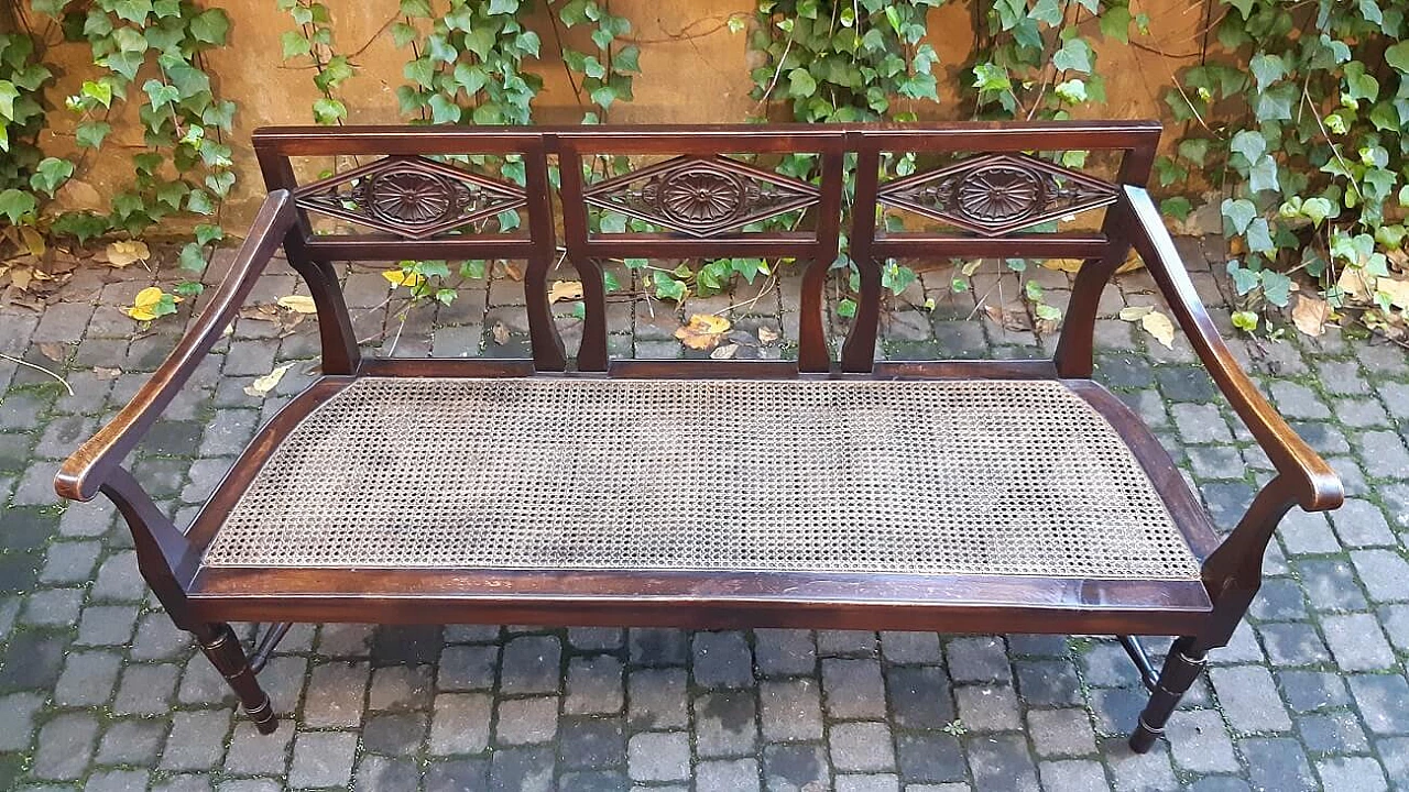 Walnut sofa with rosettes, late 18th century 3