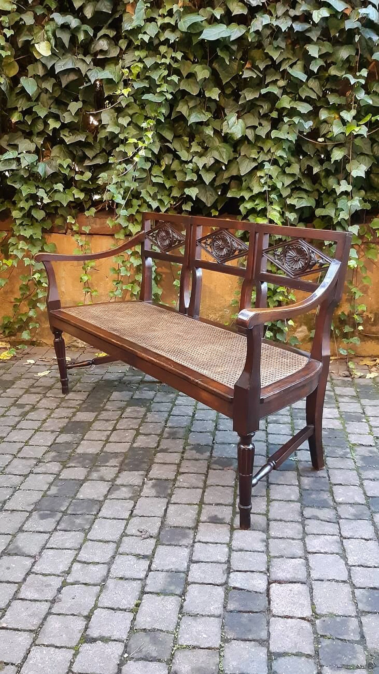 Walnut sofa with rosettes, late 18th century 4