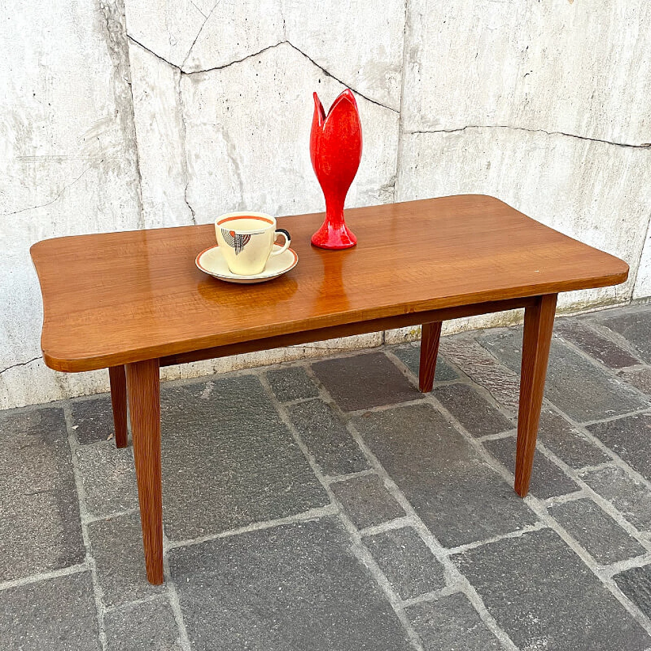 Tavolino in legno con piano sagomato, anni '60 1