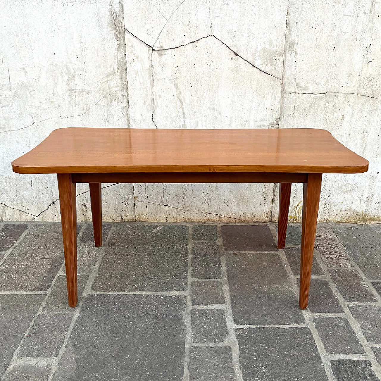 Tavolino in legno con piano sagomato, anni '60 2