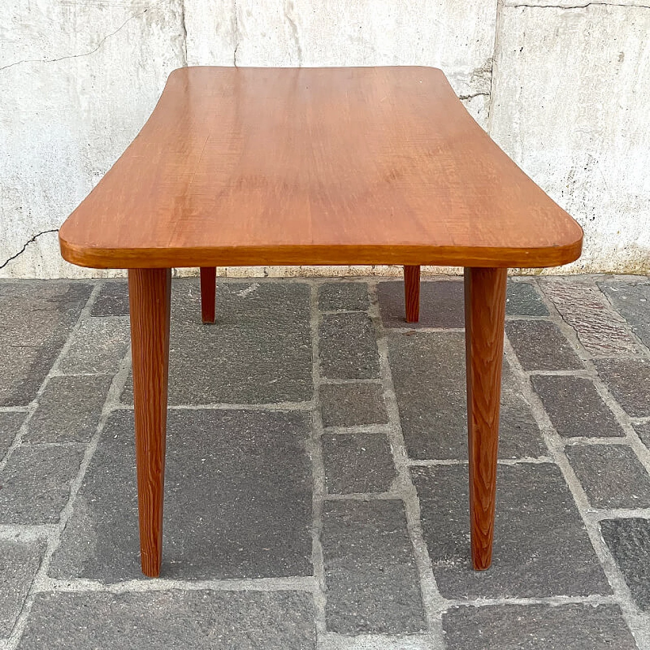 Tavolino in legno con piano sagomato, anni '60 3