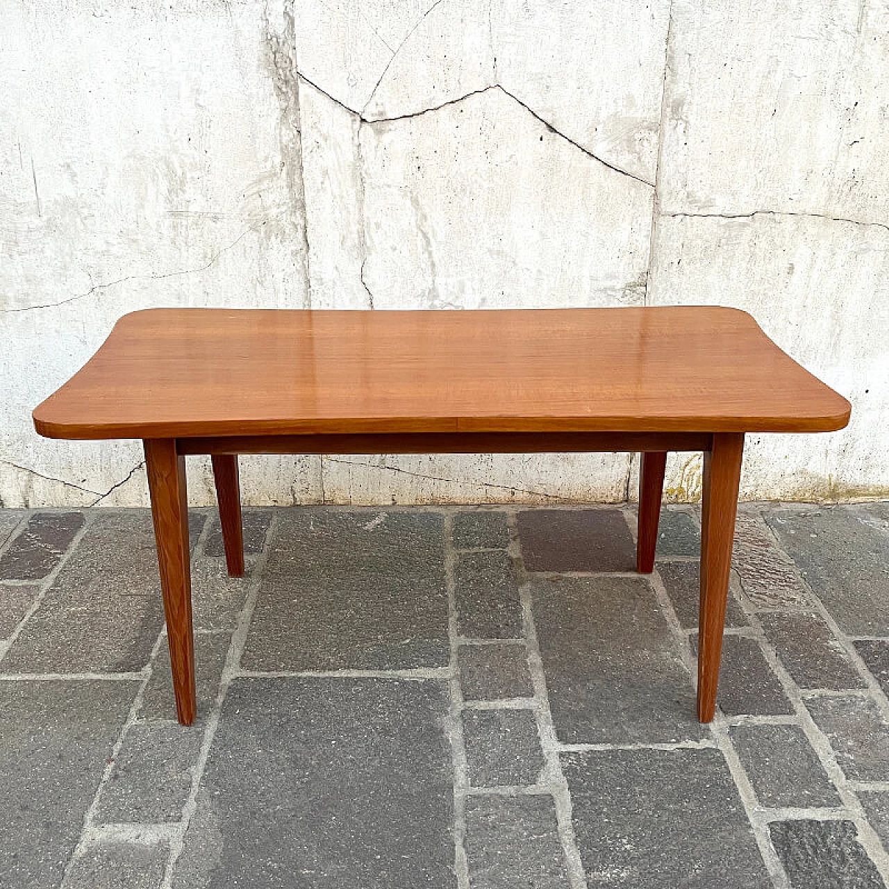Tavolino in legno con piano sagomato, anni '60 4