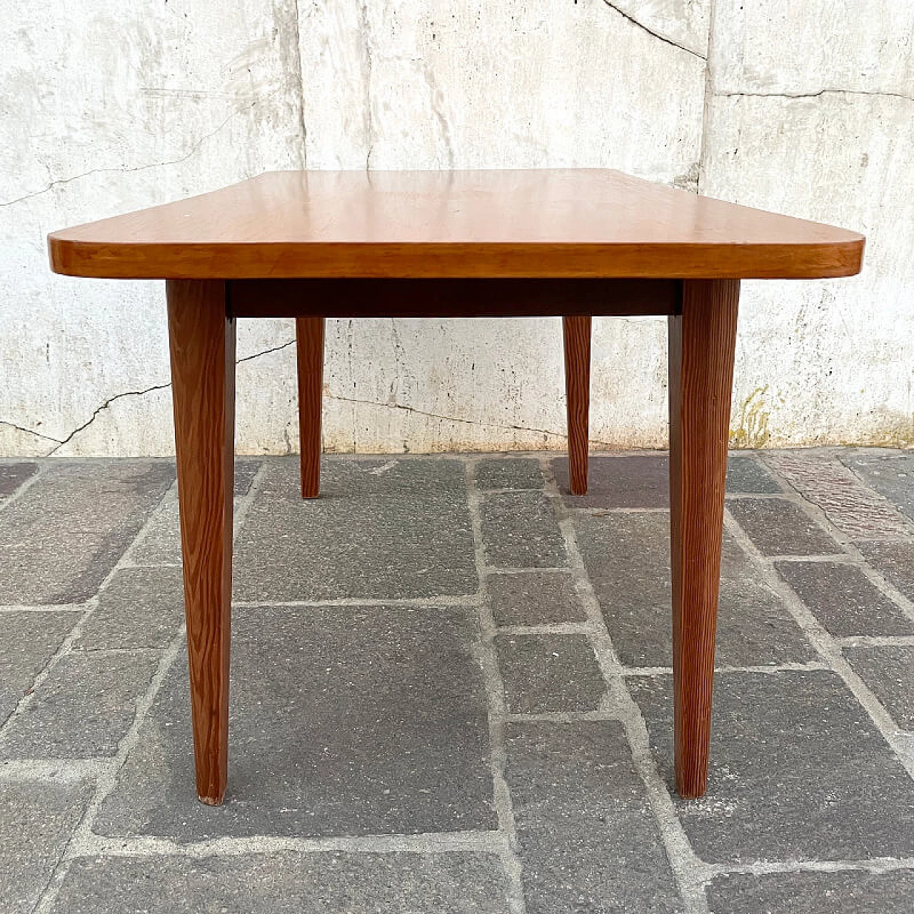Tavolino in legno con piano sagomato, anni '60 5