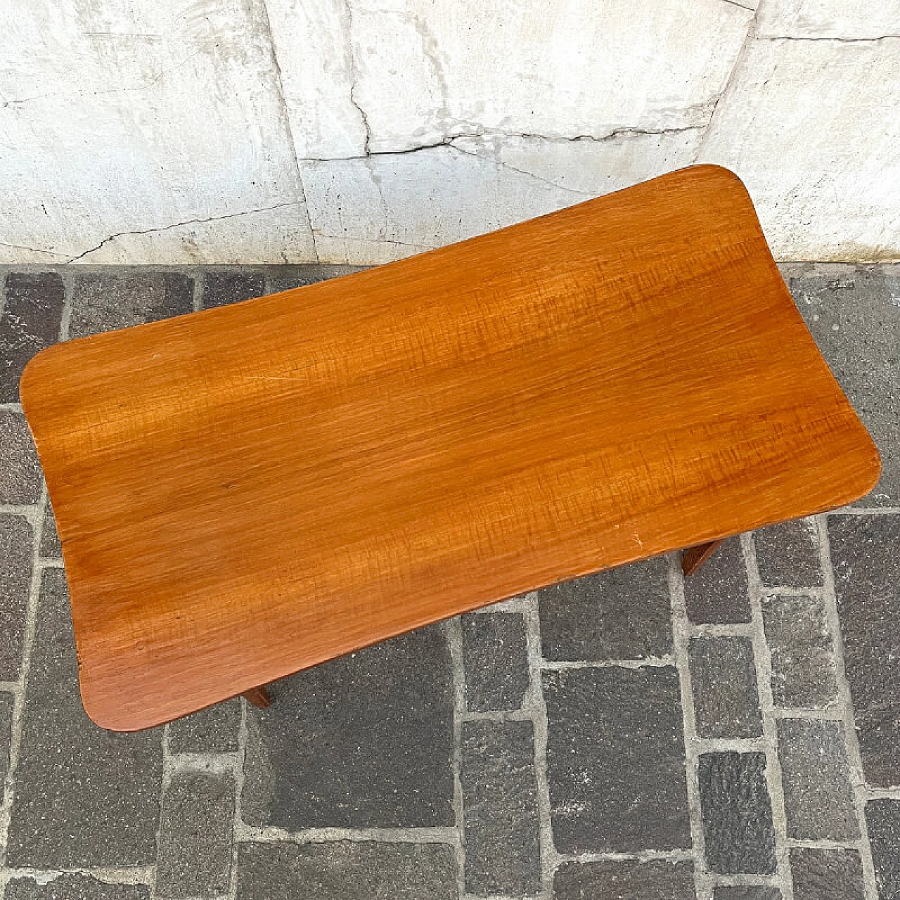 Tavolino in legno con piano sagomato, anni '60 6