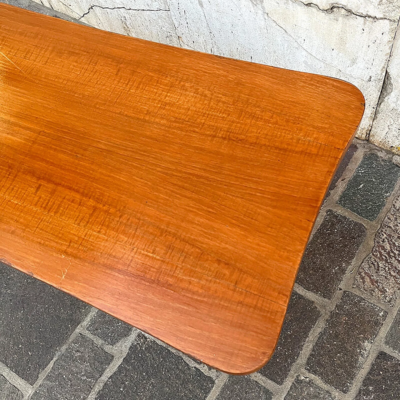 Tavolino in legno con piano sagomato, anni '60 8