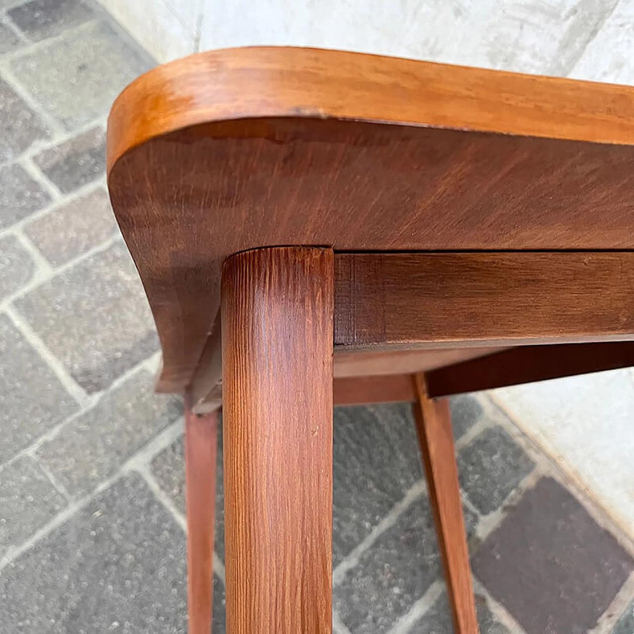 Tavolino in legno con piano sagomato, anni '60 10