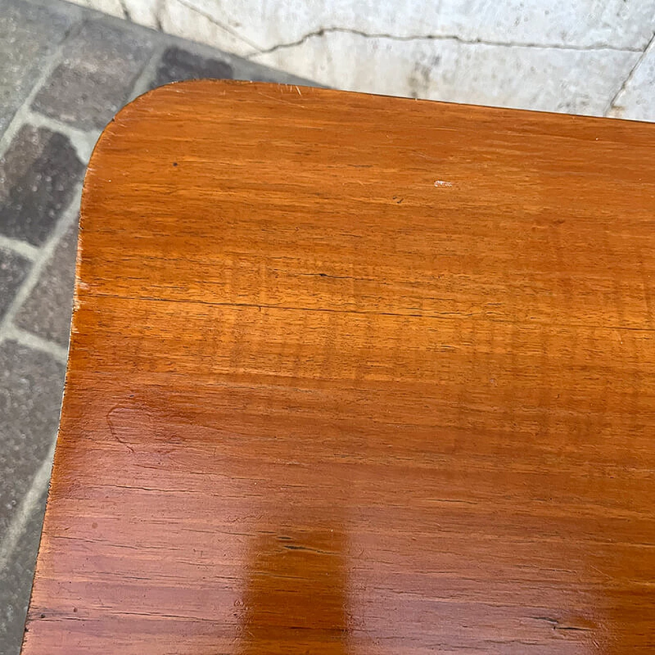 Tavolino in legno con piano sagomato, anni '60 12