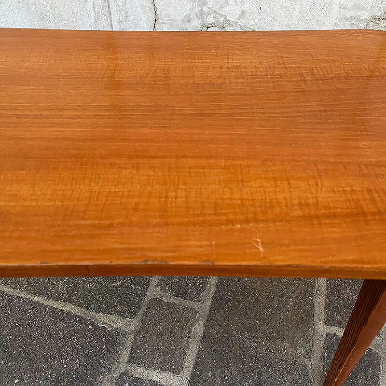 Tavolino in legno con piano sagomato, anni '60 13