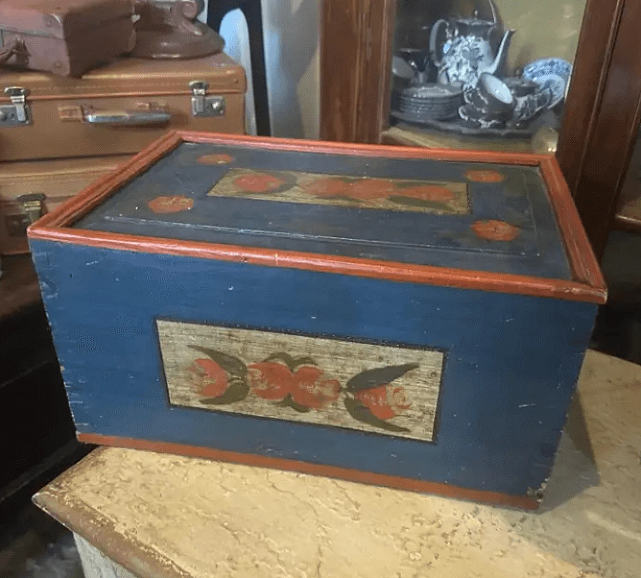 Louis Philippe Sicilian box in red and blue lacquered wood, 19th century 2