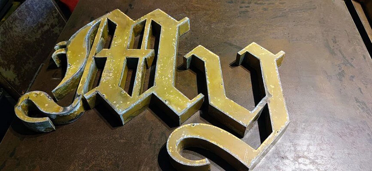 Coppia di lettere M e Y in ottone, anni '20 1