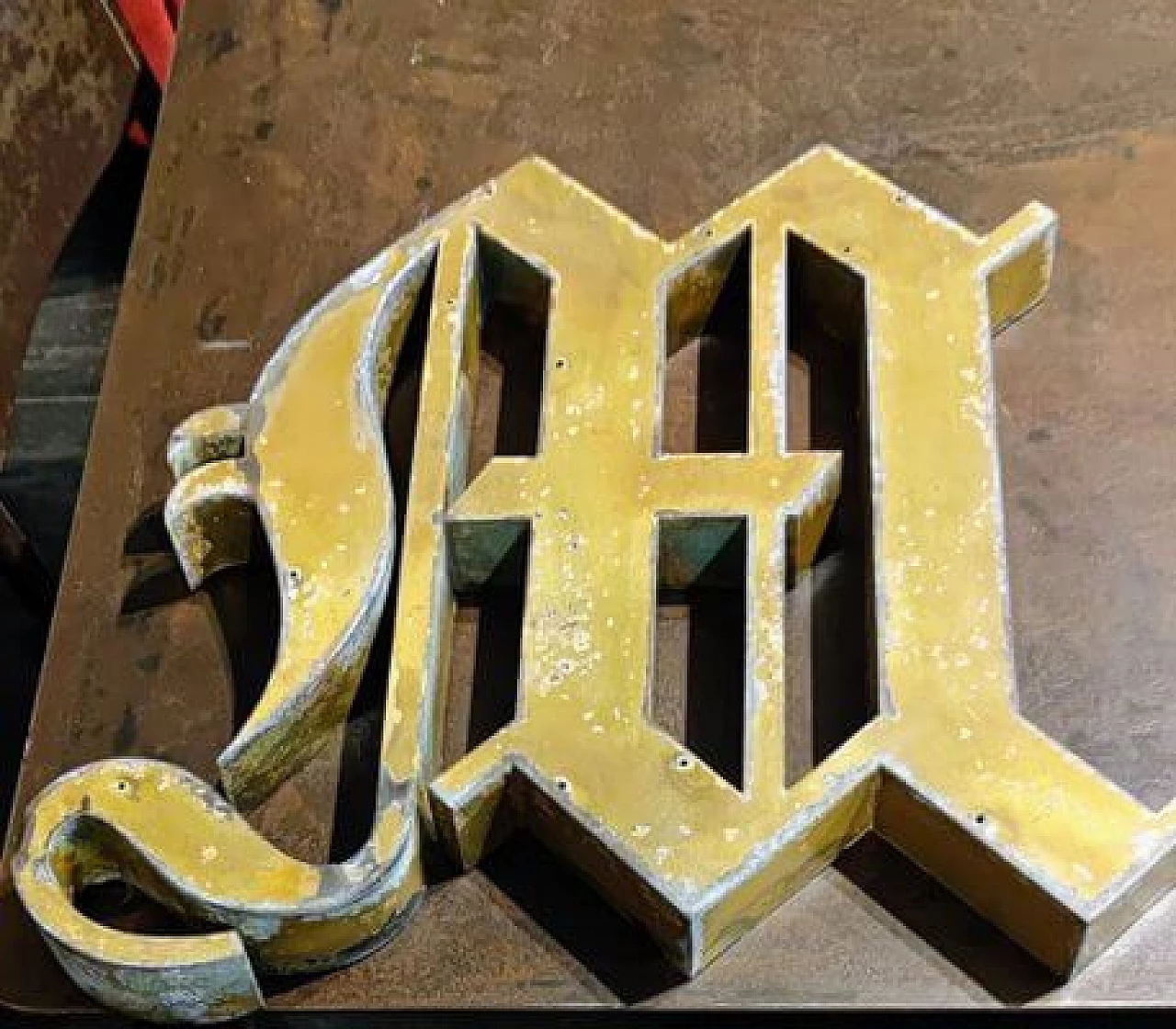 Pair of brass M and Y letters, 1920s 3
