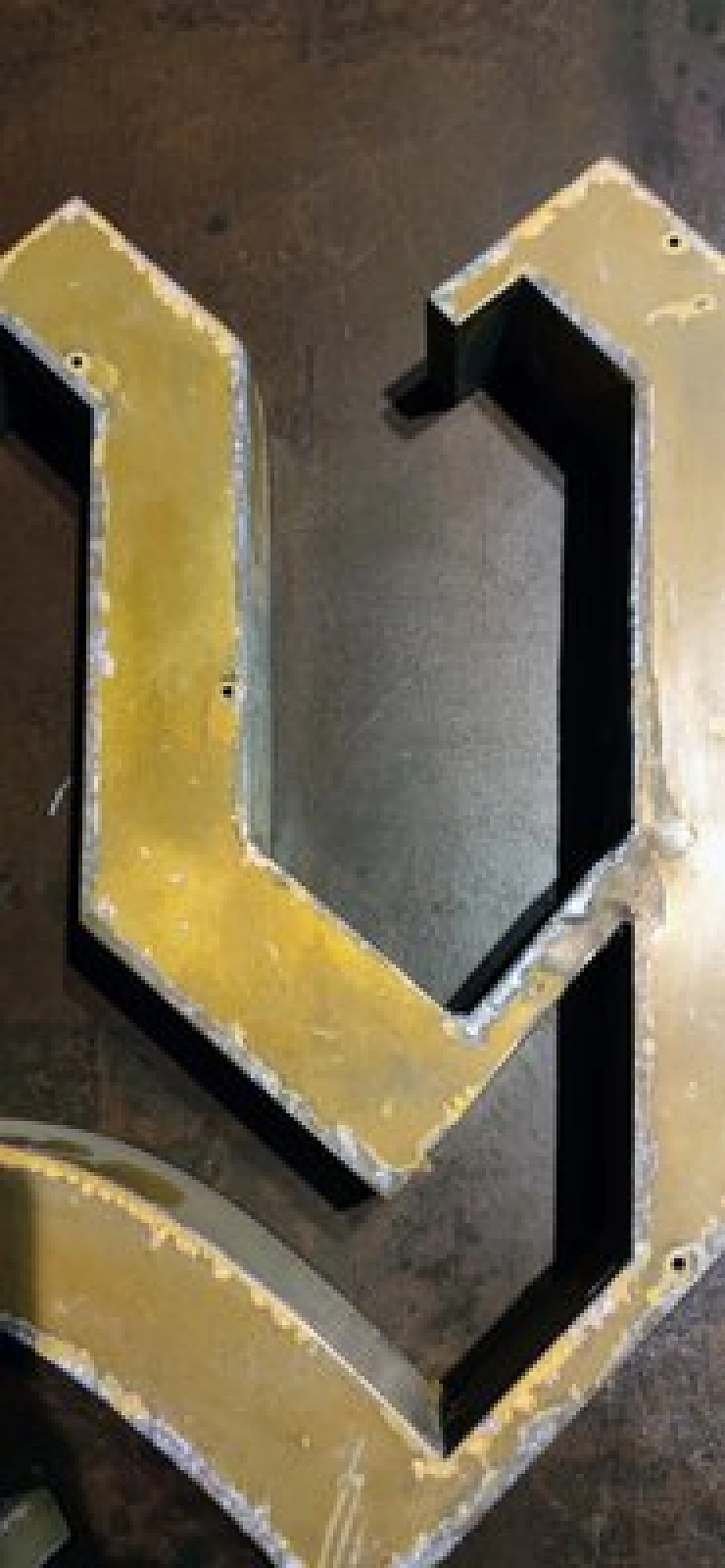 Coppia di lettere M e Y in ottone, anni '20 4