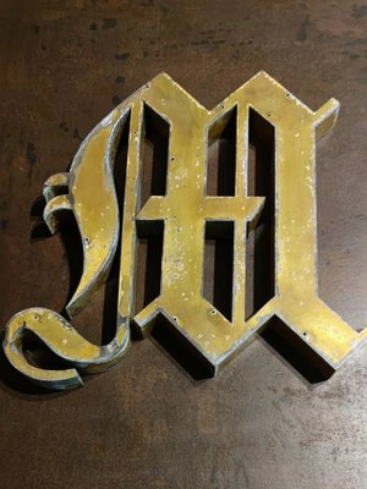Lettera M in ottone, anni '20 3